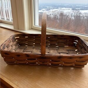Beautiful Clean Rustic Brown Woven Basket Unique pet/smoke-free